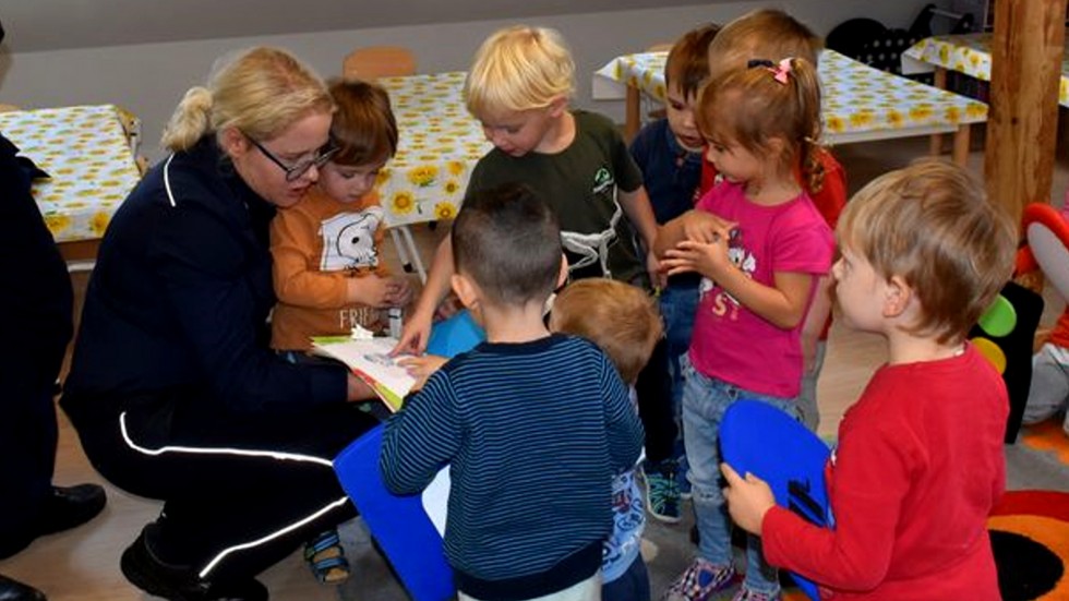 Malbork. Edukacja o bezpieczeństwie - policjanci na zajęciach w przedszkolu.