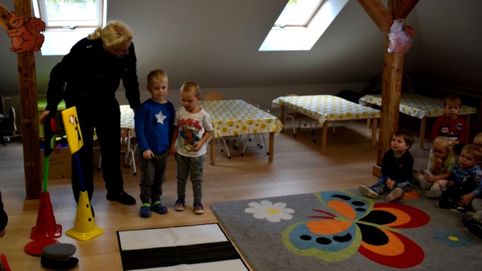 Malbork. Edukacja o bezpieczeństwie - policjanci na zajęciach w przedszkolu.