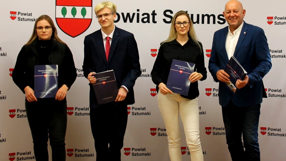 Powiat sztumski. Wręczono stypendia naukowe najlepszym uczniom.