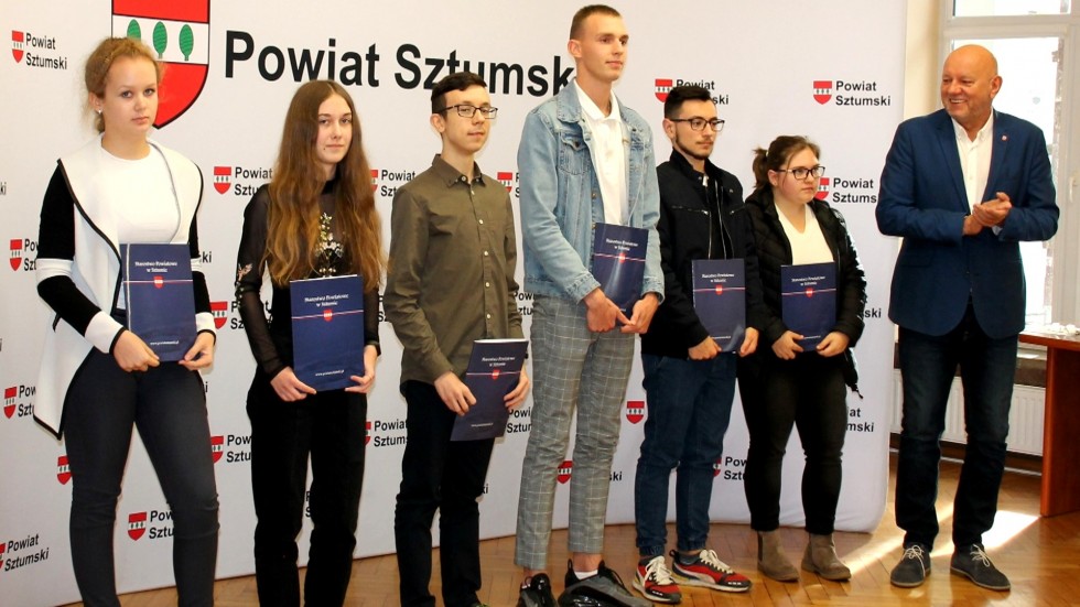 Powiat sztumski. Wręczono stypendia naukowe najlepszym uczniom.