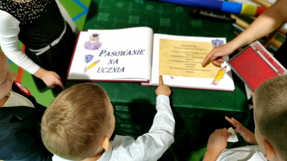 Malbork. Pasowanie pierwszoklasistów w SP2.