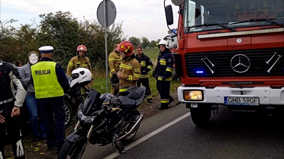 Motocyklista w szpitalu po zderzeniu z osobówką w Kończewicach – tygodniowy raport malborskich służb mundurowych.