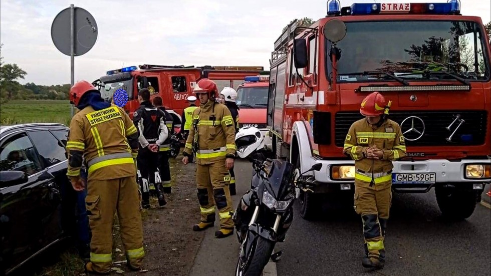Motocyklista w szpitalu po zderzeniu z osobówką w Kończewicach – tygodniowy raport malborskich służb mundurowych.