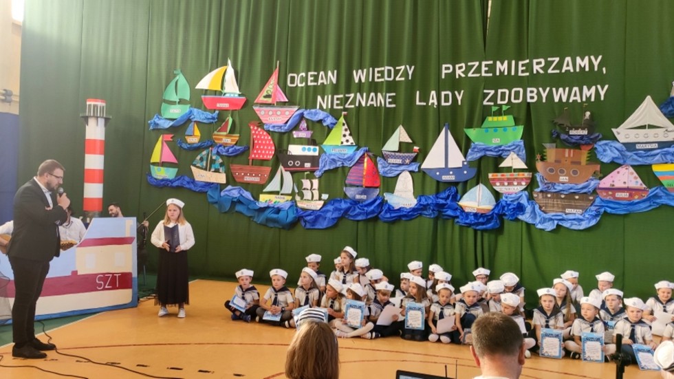 Sztutowo. Uroczyste pasowanie pierwszoklasistów.