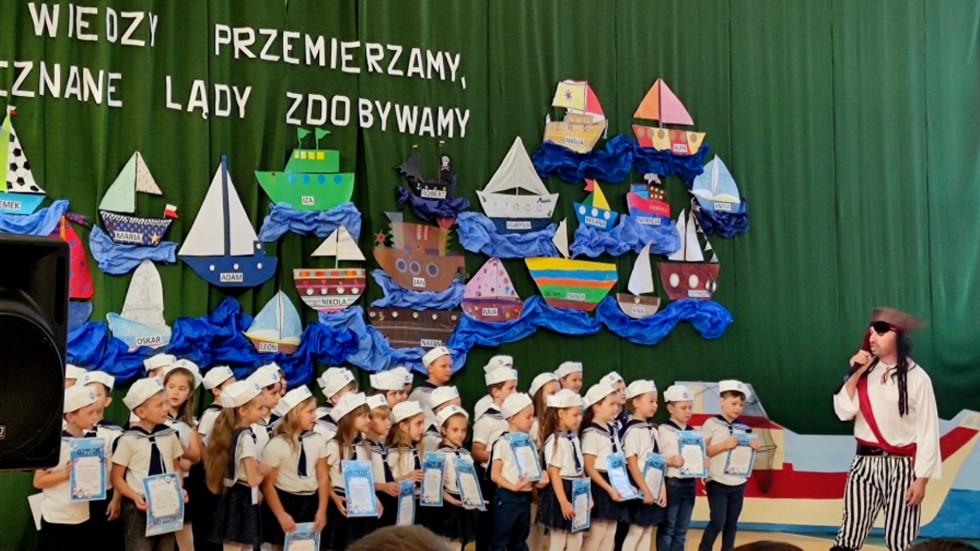 Sztutowo. Uroczyste pasowanie pierwszoklasistów.
