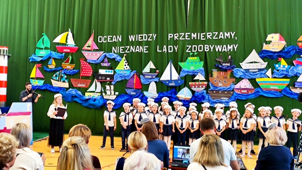 Sztutowo. Uroczyste pasowanie pierwszoklasistów.