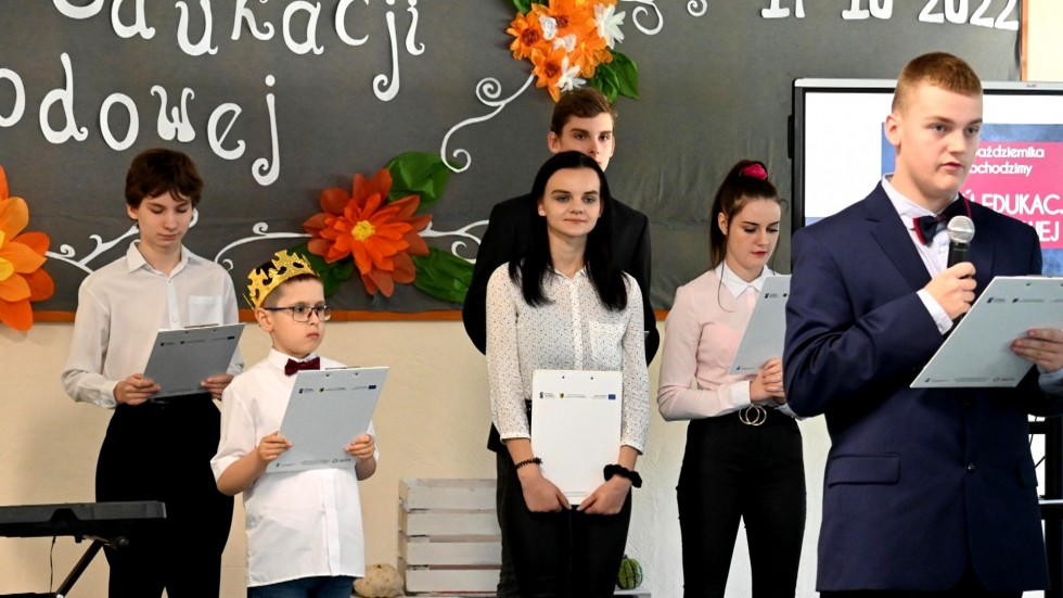 Nowy Dwór Gdański. Uroczyste apele z okazji Dnia Edukacji Narodowej.