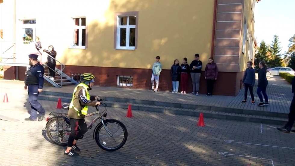 Stary Targ. Uczniowie zdawali egzamin na kartę rowerową.