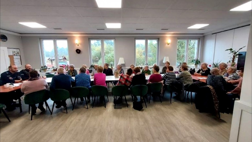 Mikołajki Pomorskie. Policyjna debata z seniorami.