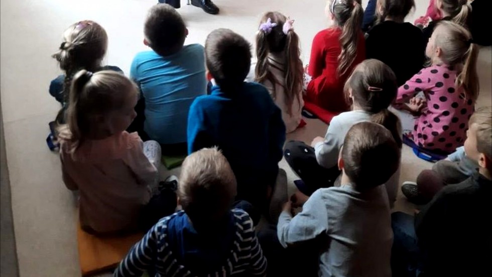 Powiat sztumski. Policjant rozmawiał o bezpieczeństwie z przedszkolakami ze Starego Miasta.