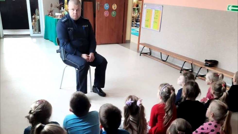 Powiat sztumski. Policjant rozmawiał o bezpieczeństwie z przedszkolakami ze Starego Miasta.