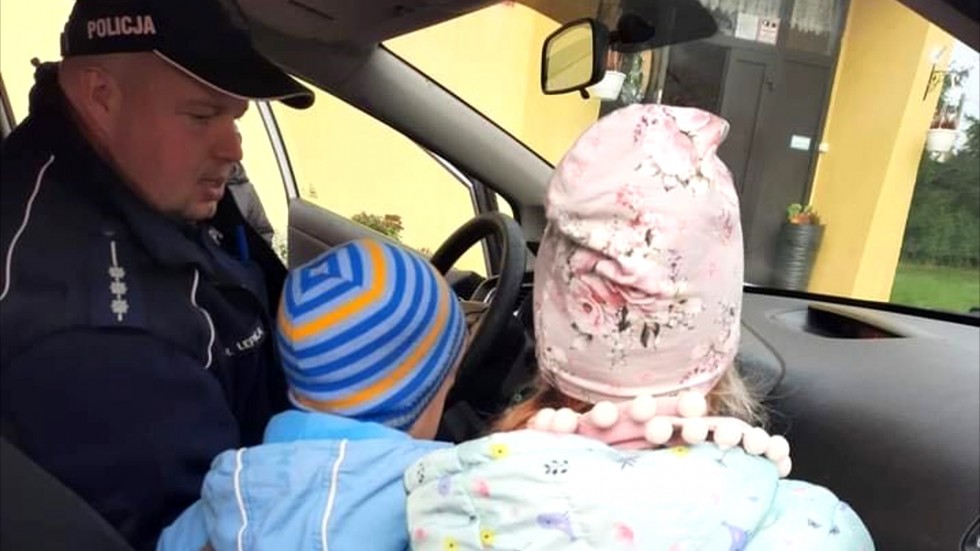 Powiat sztumski. Policjant rozmawiał o bezpieczeństwie z przedszkolakami ze Starego Miasta.