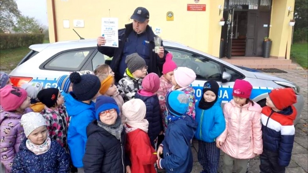 Powiat sztumski. Policjant rozmawiał o bezpieczeństwie z przedszkolakami ze Starego Miasta.