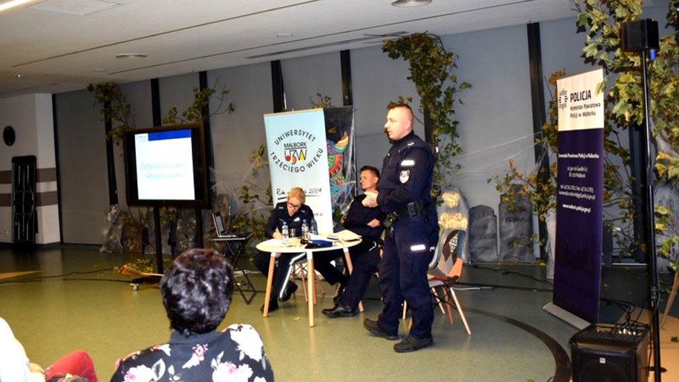 Malbork. Seniorzy spotkali się z policjantami podczas debaty społecznej.