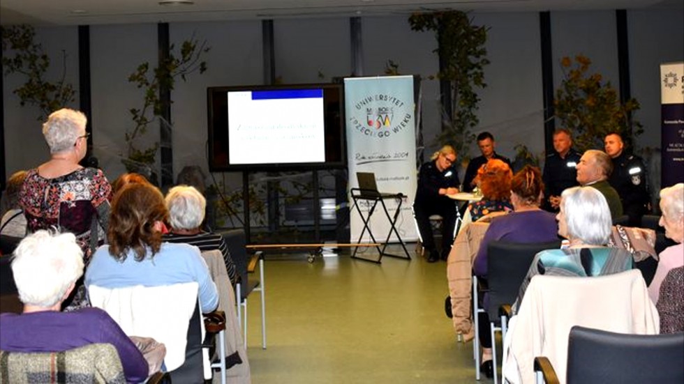 Malbork. Seniorzy spotkali się z policjantami podczas debaty społecznej.