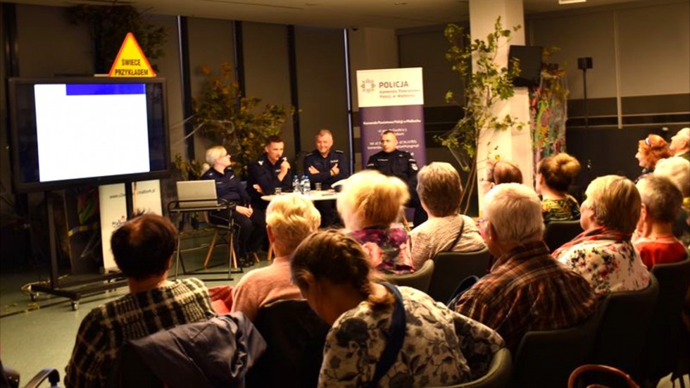 Malbork. Seniorzy spotkali się z policjantami podczas debaty społecznej.