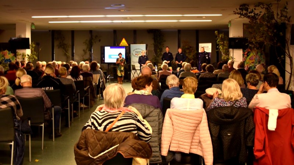Malbork. Seniorzy spotkali się z policjantami podczas debaty społecznej.