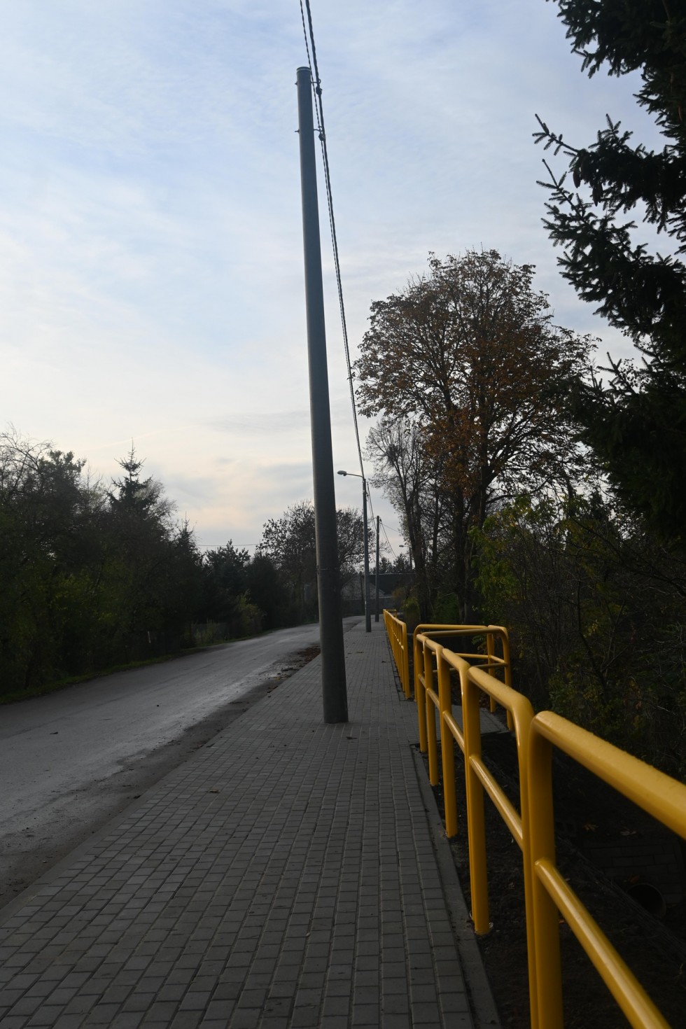 Powiat nowodworski. Zakończono budowę nowego chodnika w Marzęcinie.