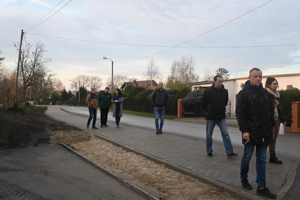 Powiat nowodworski. Zakończono budowę nowego chodnika w Marzęcinie.