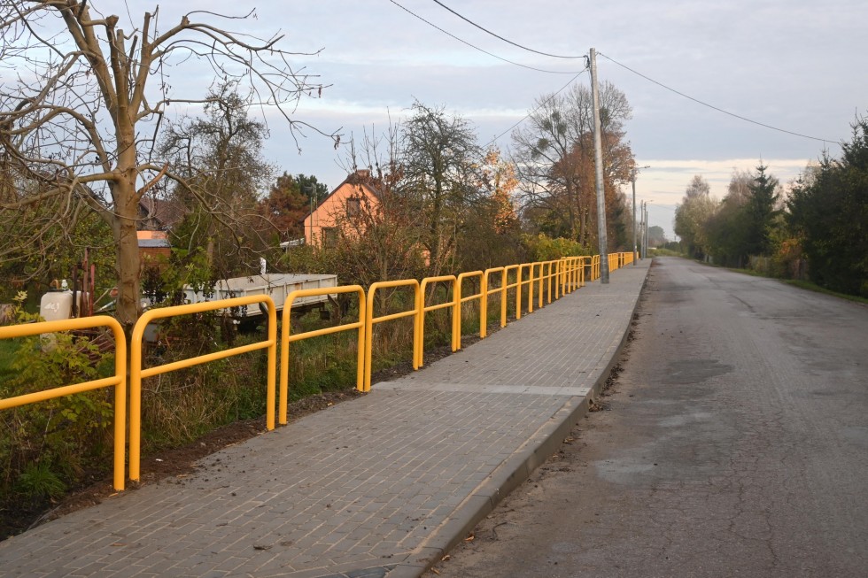 Powiat nowodworski. Zakończono budowę nowego chodnika w Marzęcinie.
