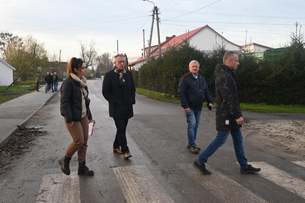 Powiat nowodworski. Zakończono budowę nowego chodnika w Marzęcinie.