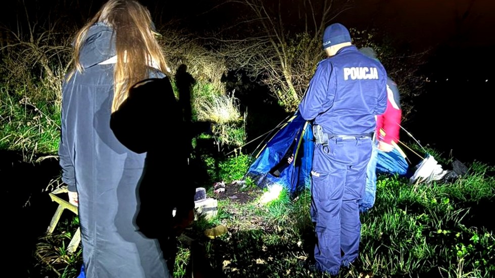 Malbork. Policjanci apelują - nie bądź obojętny na los osób bezdomnych.