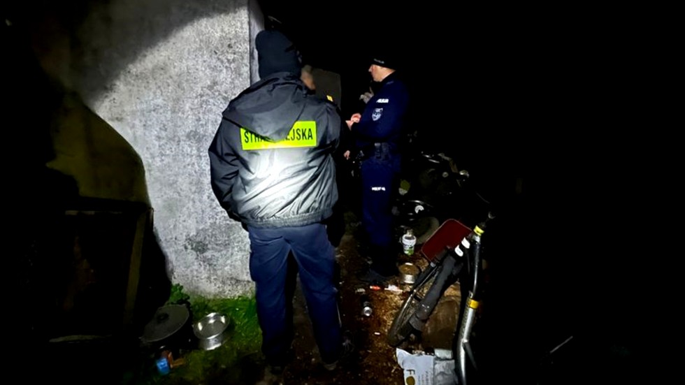 Malbork. Policjanci apelują - nie bądź obojętny na los osób bezdomnych.