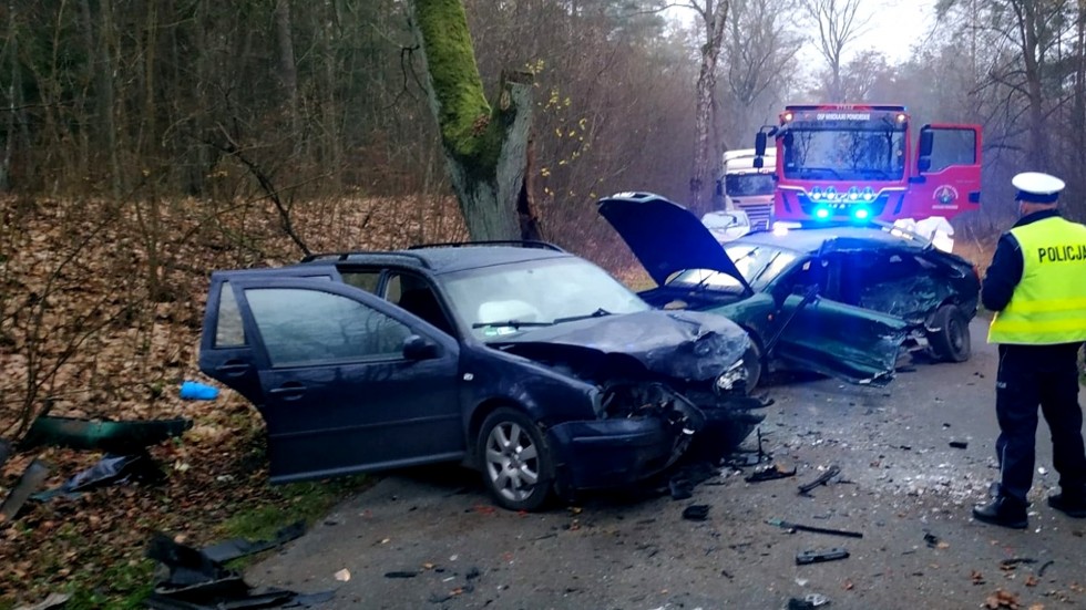 Mikołajki Pomorskie. Dwie osoby w szpitalu po zderzeniu osobówek.