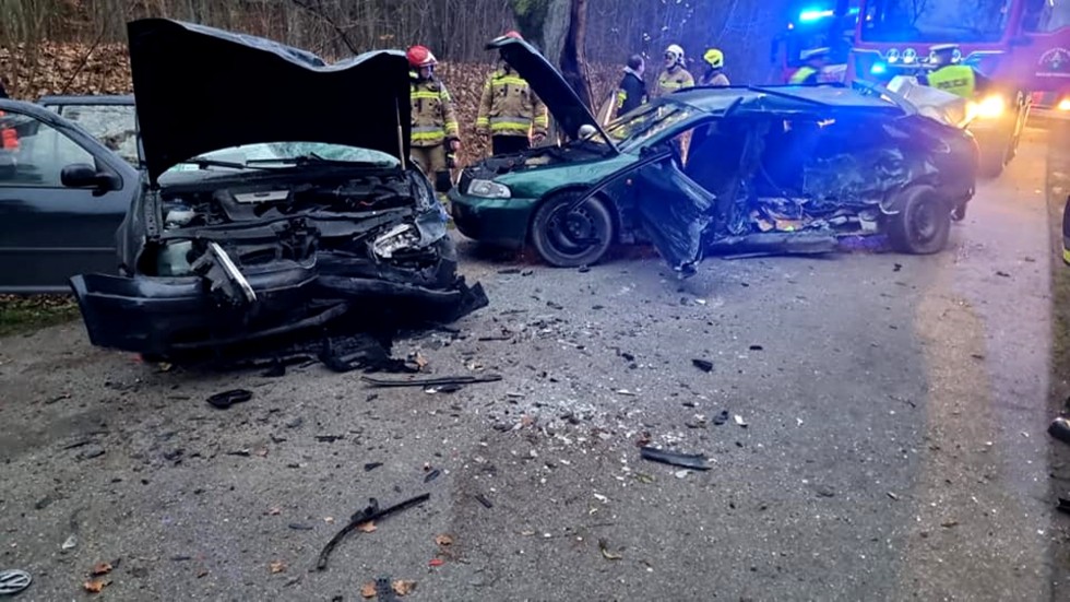 Mikołajki Pomorskie. Dwie osoby w szpitalu po zderzeniu osobówek.