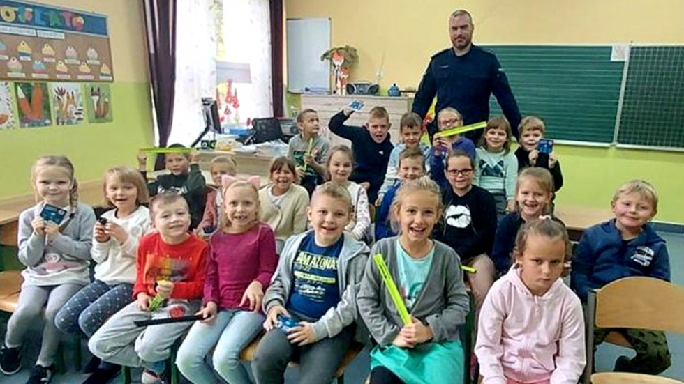 Stare Pole. Uczę się bezpieczeństwa – spotkanie policjanta z pierwszoklasistami.