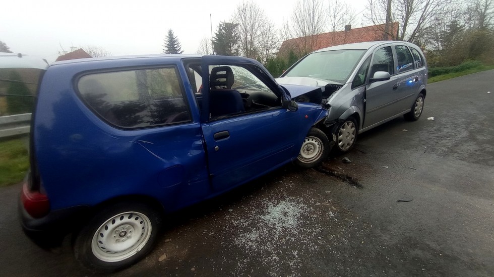Gmina Stare Pole. 6 osób w szpitalu po czołówce dwóch osobówek.
