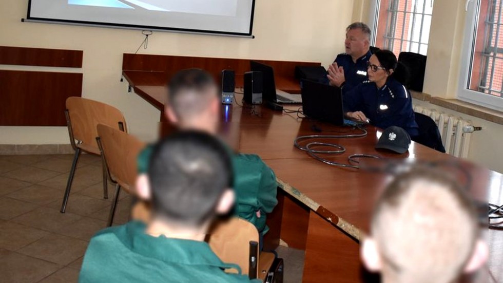 Malbork. Świadomy kierowca – policjanci z wizytą w więzieniu.