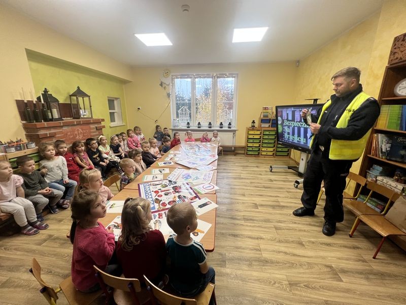 Malbork. Oklaski Za Odblaski – policjanci spotkali się z przedszkolakami.