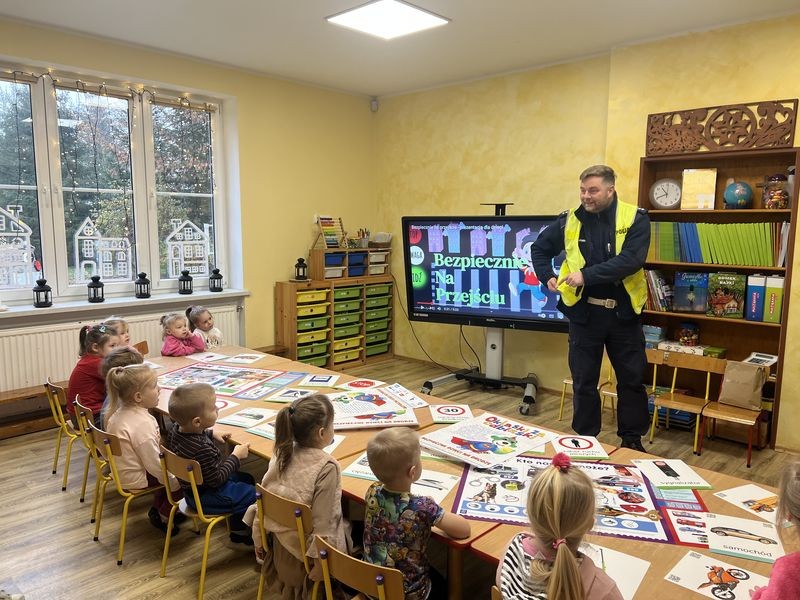 Malbork. Oklaski Za Odblaski – policjanci spotkali się z przedszkolakami.