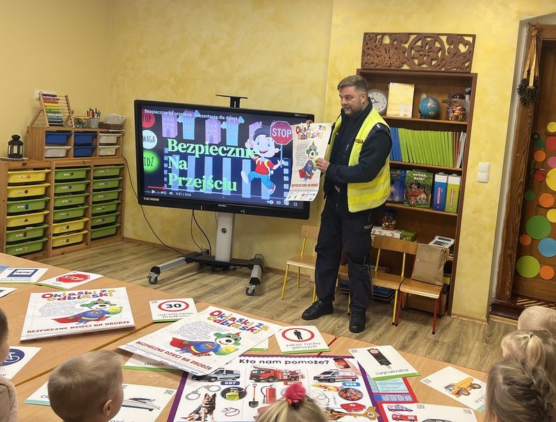 Malbork. Oklaski Za Odblaski – policjanci spotkali się z przedszkolakami.