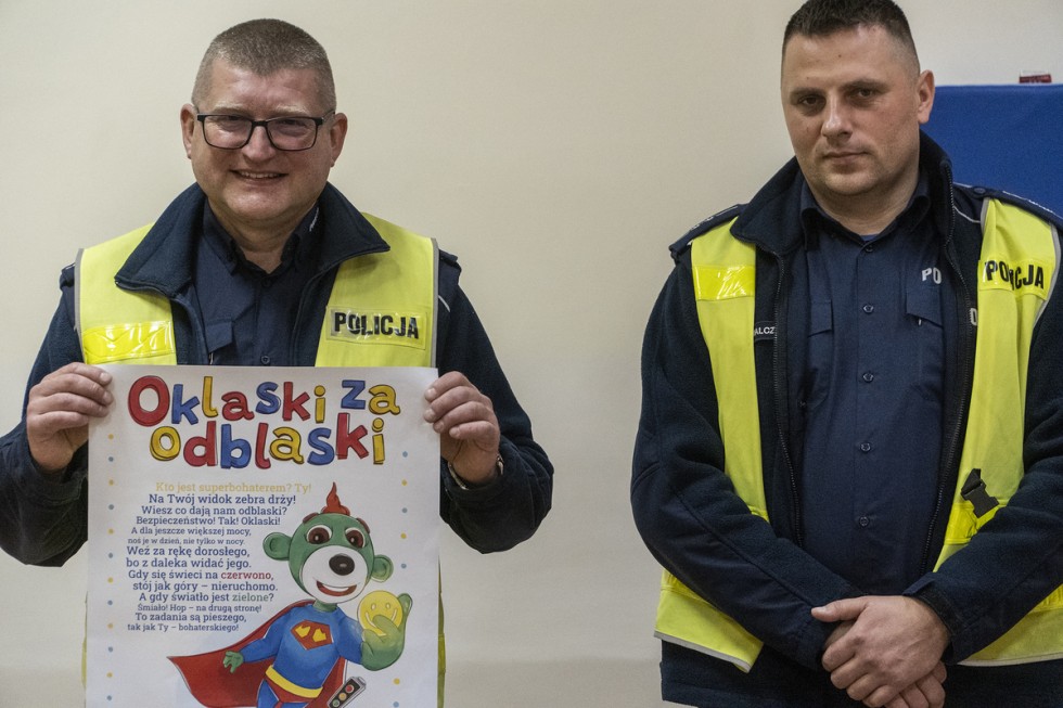 Powiat nowodworski. Mikołajkowe spotkanie policjantów z przedszkolakami.
