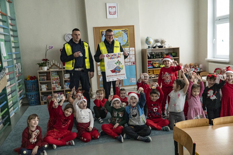 Powiat nowodworski. Mikołajkowe spotkanie policjantów z przedszkolakami.