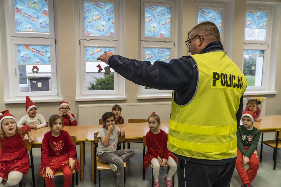 Powiat nowodworski. Mikołajkowe spotkanie policjantów z przedszkolakami.
