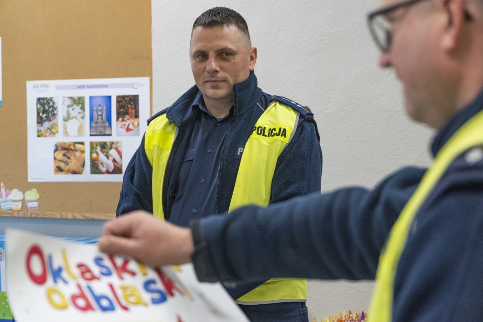 Powiat nowodworski. Mikołajkowe spotkanie policjantów z przedszkolakami.