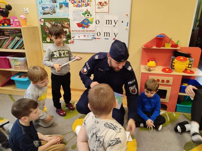 Sztum. Oklaski za odblaski – policjanci rozmawiali z przedszkolakami o ich bezpieczeństwie na drodze.