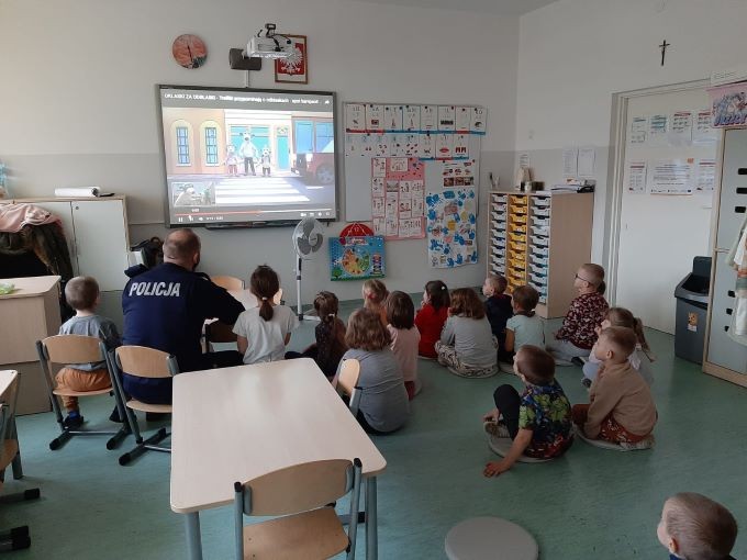 Sztum. Oklaski za odblaski – policjanci rozmawiali z przedszkolakami o ich bezpieczeństwie na drodze.