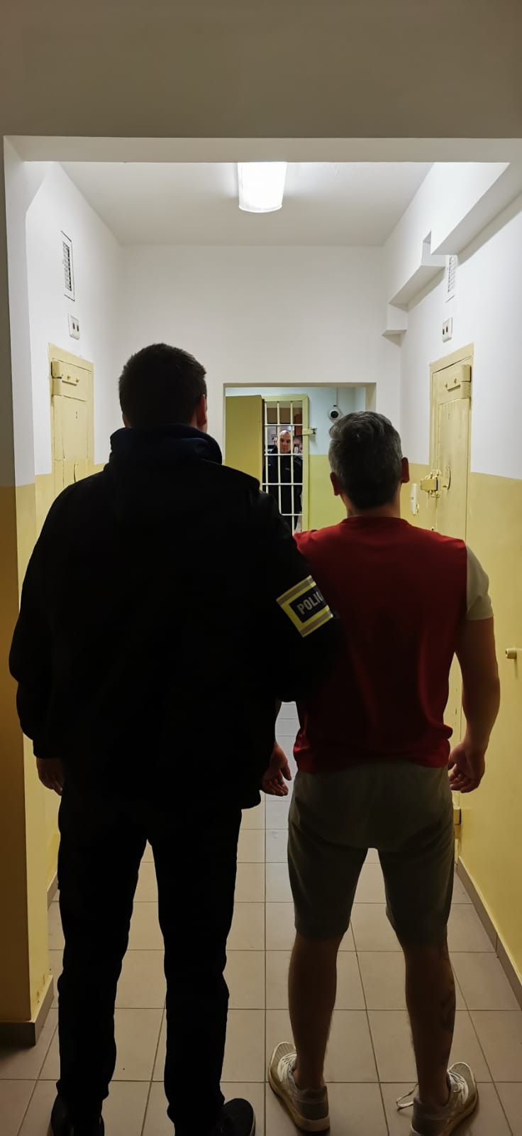 Powiat nowodworski. Byli poszukiwani – wpadli podczas interwencji domowej.