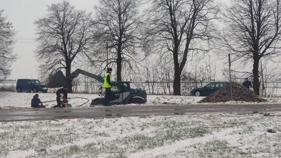 Malbork. Zima w natarciu – ciężarówka z burakami wylądowała w rowie.