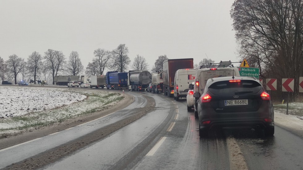 Malbork. Zima w natarciu – ciężarówka z burakami wylądowała w rowie.
