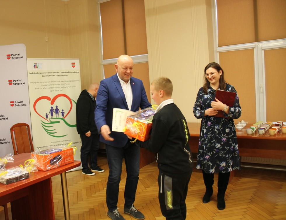 Sztum. Plakat promujący rodzicielstwo zastępcze - rozstrzygnięto konkurs plastyczny.