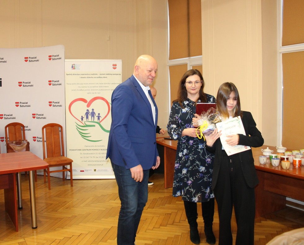 Sztum. Plakat promujący rodzicielstwo zastępcze - rozstrzygnięto konkurs plastyczny.