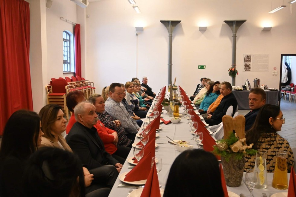 Nowy Dwór Gdański. Spotkanie wigilijne rodzin zastępczych i przedstawicieli rodzinnych domów dziecka.