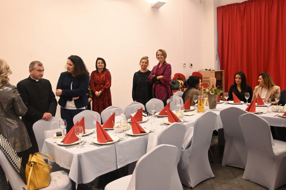 Nowy Dwór Gdański. Spotkanie wigilijne rodzin zastępczych i przedstawicieli rodzinnych domów dziecka.