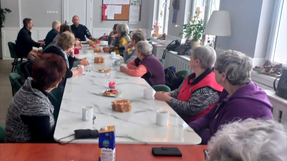 Powiat sztumski. Jak uchronić się przed oszustami? - spotkanie policjantów z seniorami.