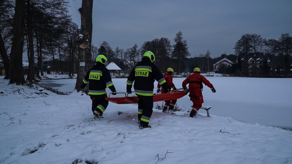 Nowy Dwór Gdański. Policjanci i strażacy ostrzegają – wchodzenie na zamarznięte zbiorniki wodne jest niebezpieczne i może zakończyć się tragedią.